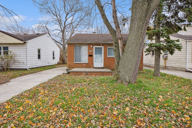 view of front facade featuring a front yard and brick siding