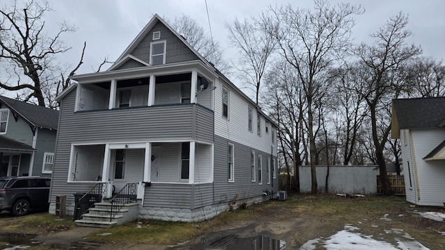 view of front of home with dirt driveway, fence, and central AC