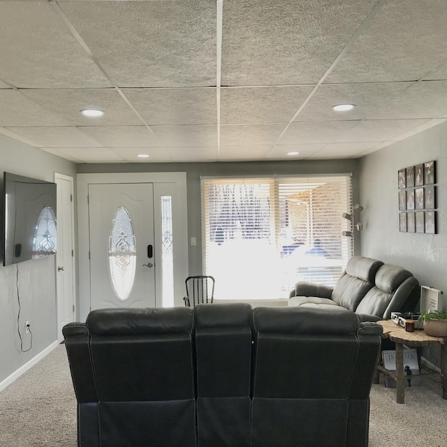 living area featuring carpet, a drop ceiling, baseboards, and recessed lighting