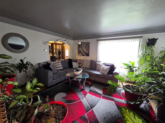 5516 Audubon Rd, Detroit, MI 48224 - living area with arched walkways