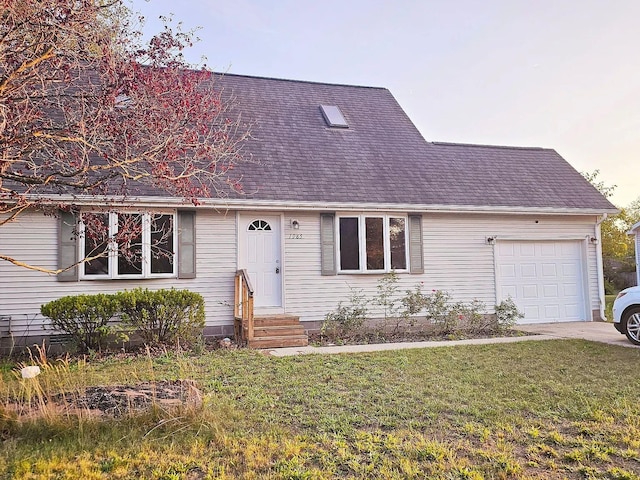 view of front of property featuring driveway, a shingled roof, an attached garage, and a front yard