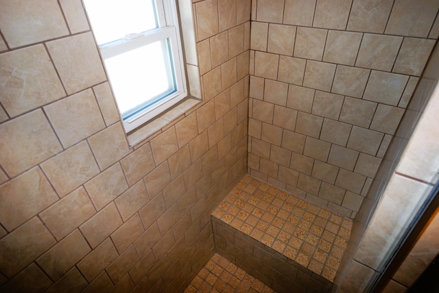 bathroom featuring a tile shower