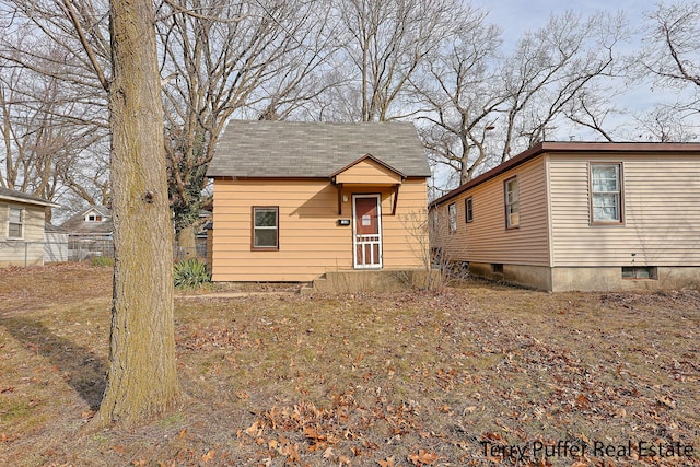 view of front of property featuring fence