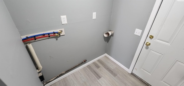 clothes washing area with washer hookup, light wood-style floors, gas dryer hookup, laundry area, and baseboards