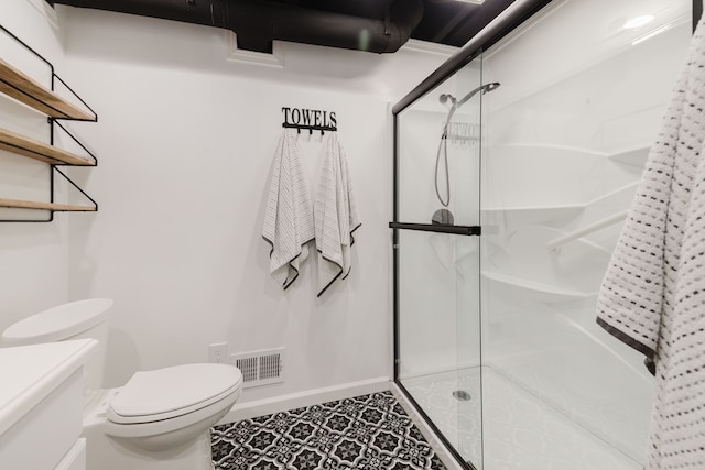 full bathroom featuring tile patterned flooring, visible vents, baseboards, toilet, and a stall shower