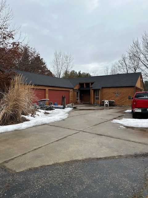 view of front of home featuring a garage and driveway