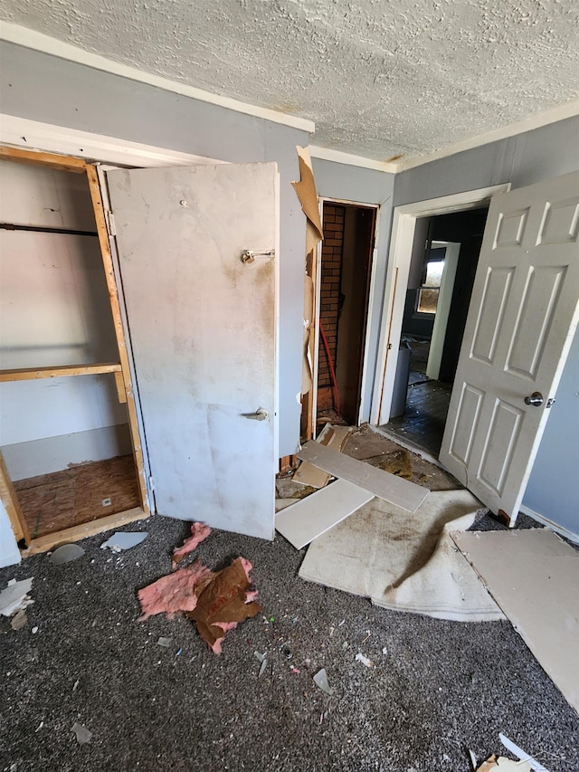 unfurnished bedroom featuring a textured ceiling