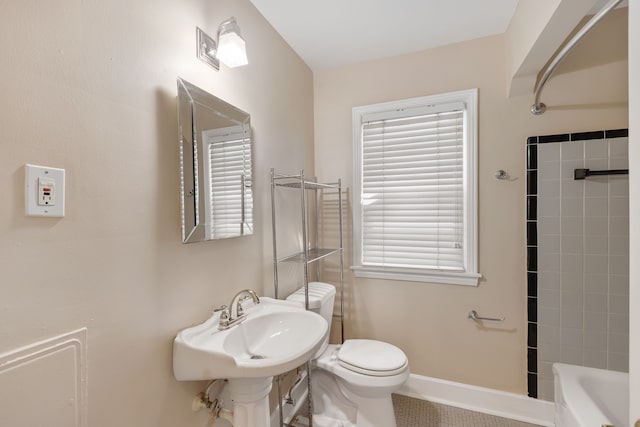 full bathroom with a wealth of natural light, shower / washtub combination, toilet, and baseboards