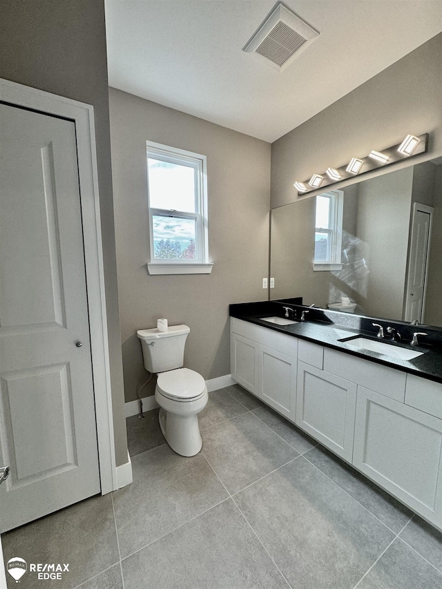 full bathroom featuring plenty of natural light, visible vents, and a sink