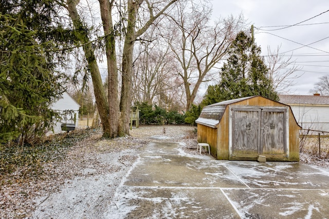 view of yard with an outbuilding and a storage shed