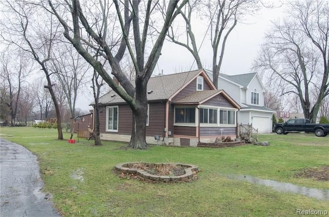 view of front facade featuring a front lawn and a garage