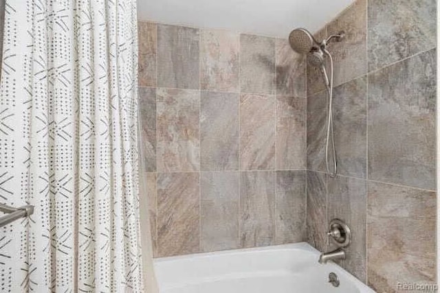 room details with shower / tub combo with curtain