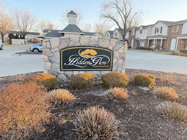 community sign featuring a residential view