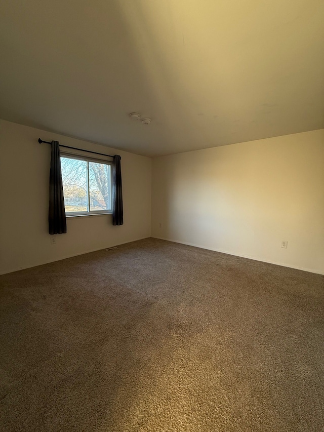 unfurnished room featuring carpet