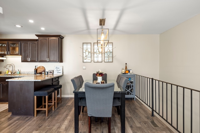 dining room with dark wood-style floors, visible vents, recessed lighting, and baseboards