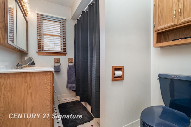 full bath with a shower with curtain, toilet, vanity, and baseboards