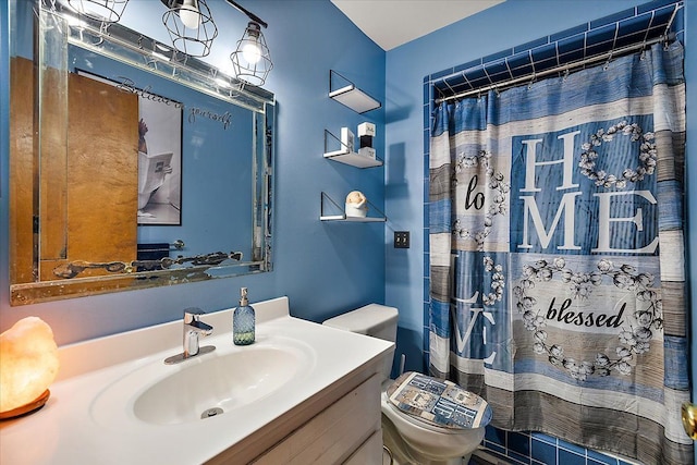 full bathroom featuring toilet, vanity, and a shower with shower curtain