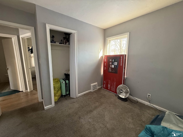 foyer featuring carpet flooring, visible vents, and baseboards