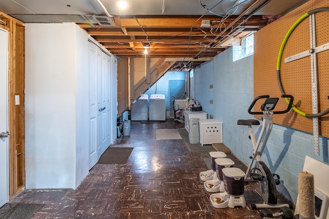 basement with visible vents and washing machine and clothes dryer