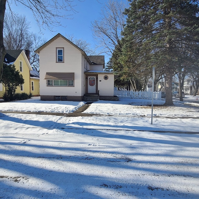 traditional-style house featuring fence