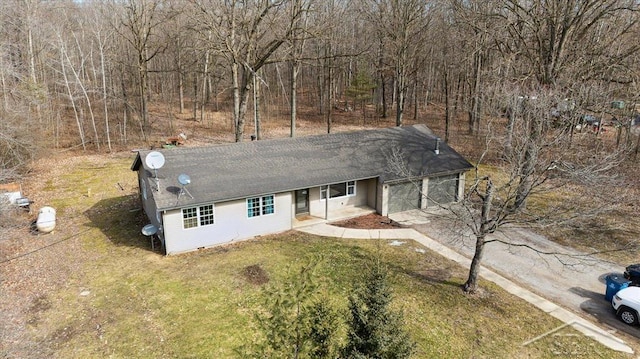 view of front facade with a front lawn and driveway