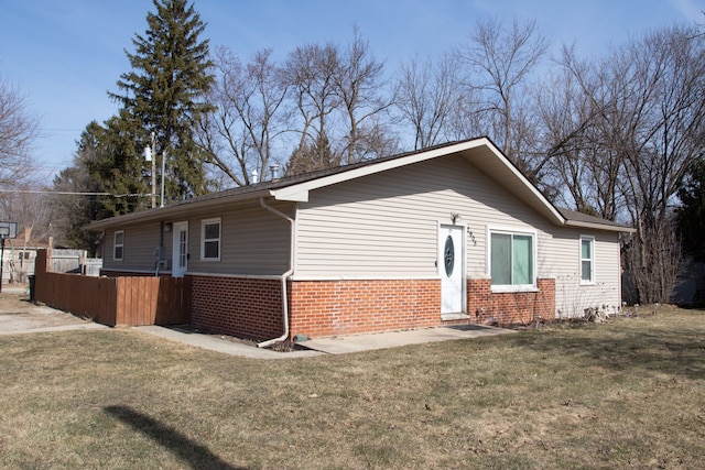 view of front of home featuring brick siding and a front lawn