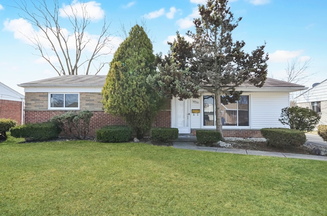 view of front of home featuring brick siding and a front lawn