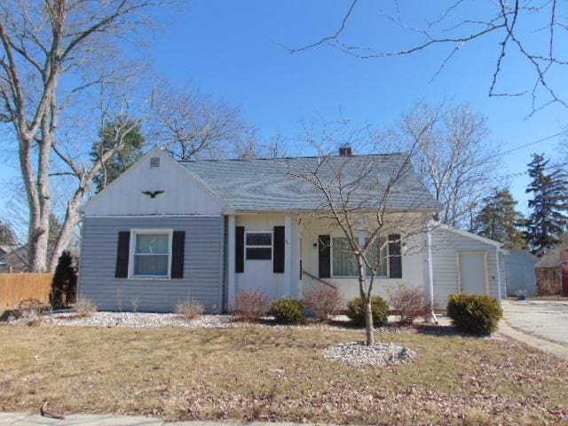 view of front of house with driveway and a front yard