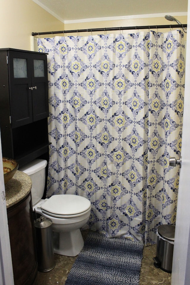 full bath with toilet, vanity, a shower with curtain, and ornamental molding