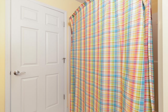 full bathroom featuring curtained shower