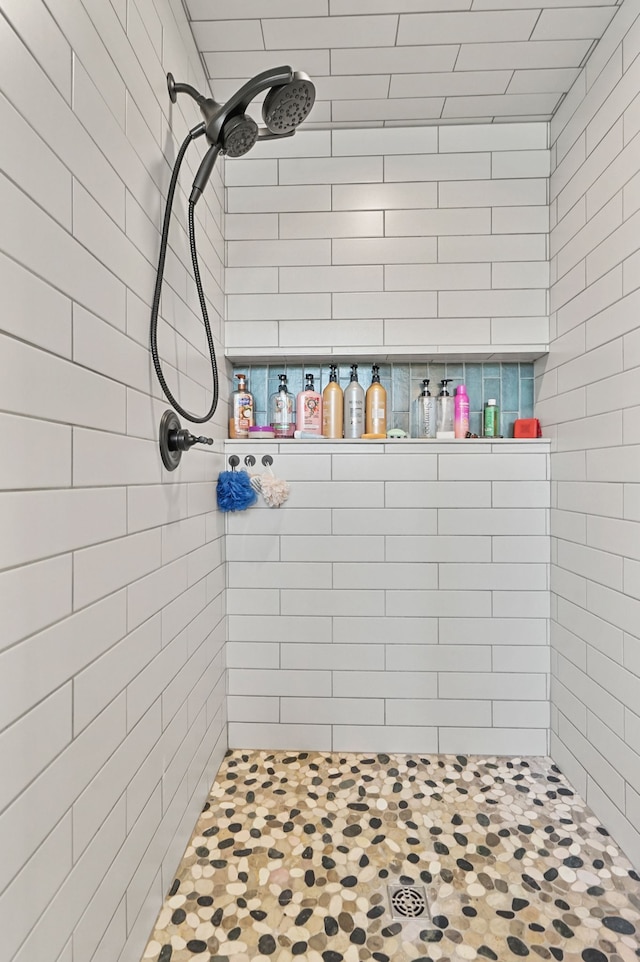 full bath with tiled shower