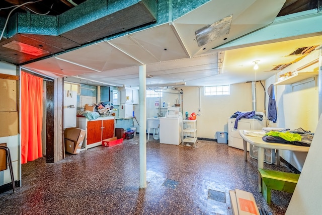 basement featuring a sink and washing machine and clothes dryer