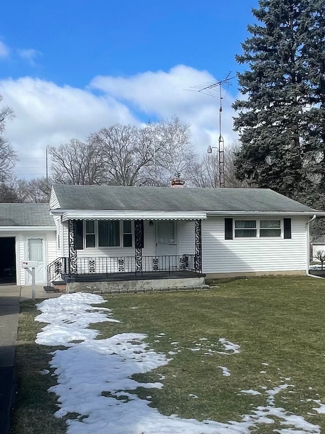 view of front of property featuring a front lawn