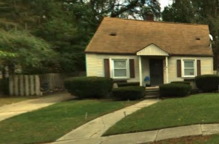 view of front of home with a front lawn and fence