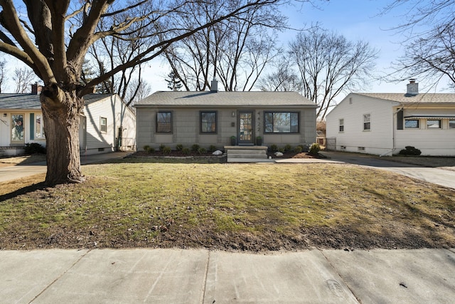 view of front of property featuring driveway and a front lawn