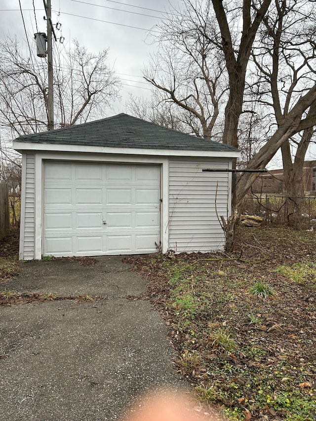 detached garage featuring aphalt driveway