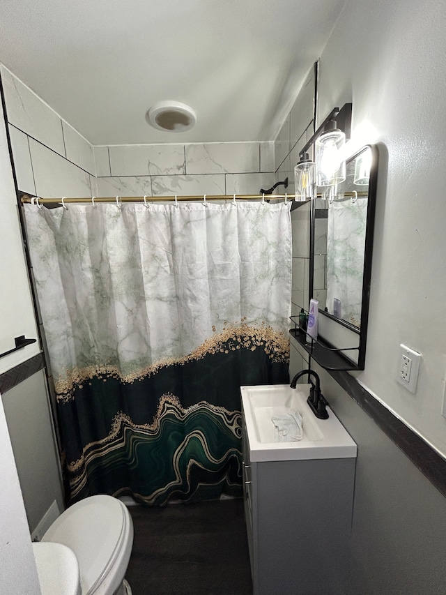 full bath with vanity, a shower with shower curtain, and toilet