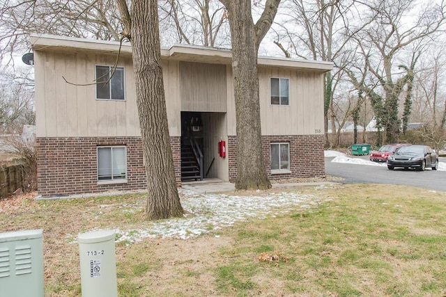 bi-level home with stairs and fence