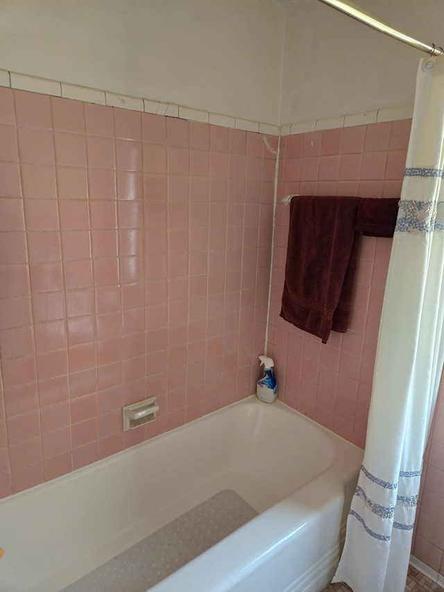 full bathroom featuring shower / bath combo with shower curtain