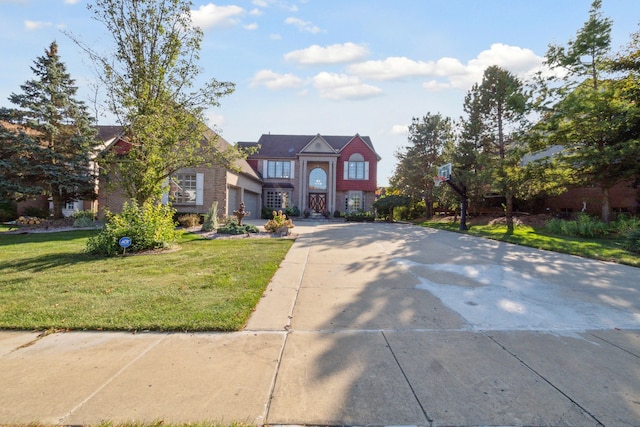 view of front of house with driveway and a front yard