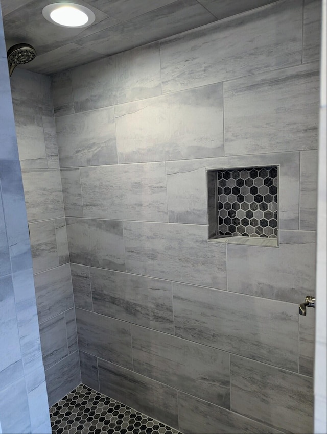 full bath featuring tiled shower