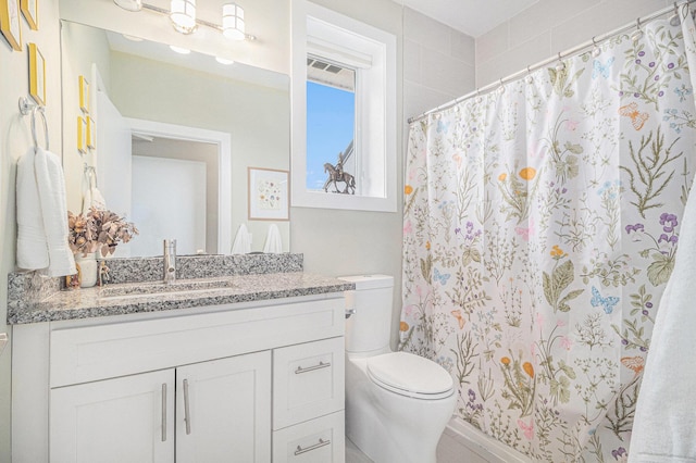 full bath with toilet, curtained shower, and vanity