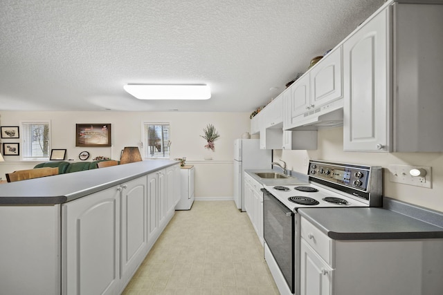 kitchen featuring electric stove, under cabinet range hood, a sink, white cabinetry, and a peninsula