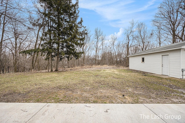 view of yard with an outbuilding