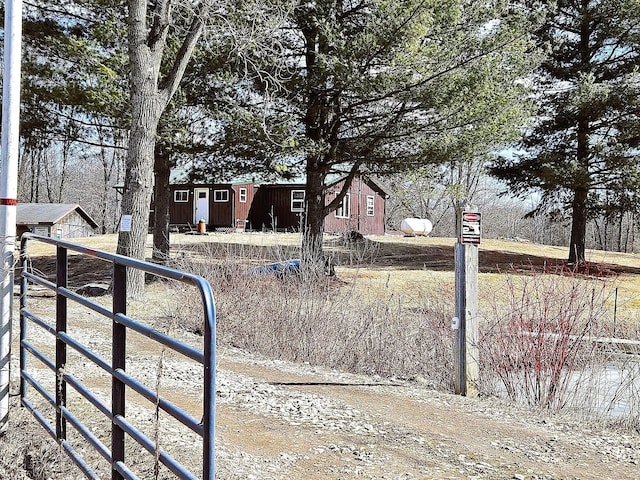 view of yard with an outdoor structure