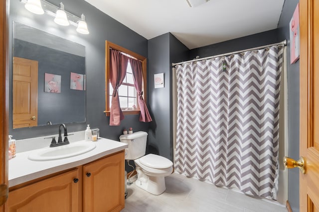 full bathroom featuring a shower with shower curtain, toilet, and vanity