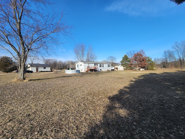 view of yard featuring an outdoor structure and a shed