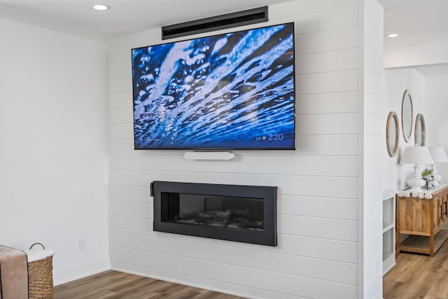 room details featuring recessed lighting, a fireplace, baseboards, and wood finished floors