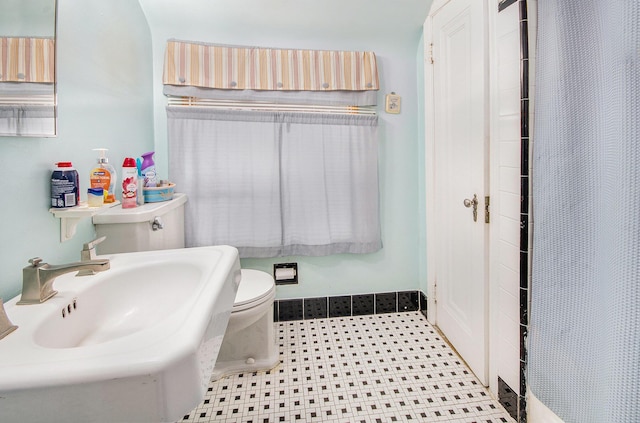 full bathroom featuring a sink, a shower with curtain, and toilet