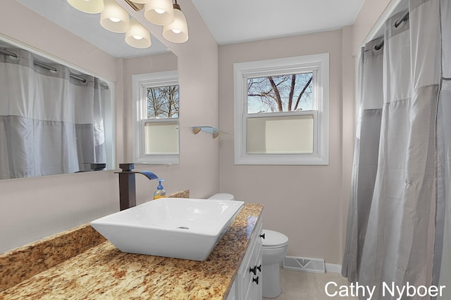 bathroom with visible vents, baseboards, toilet, a shower with curtain, and vanity